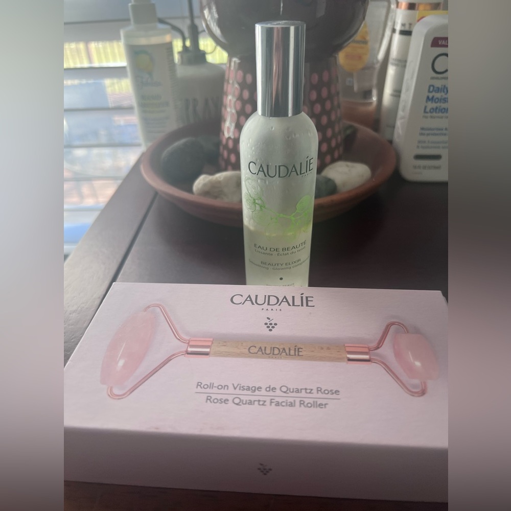 CAUDALIE ROSE GOLD ROSE QUARTZ FACIAL ROLLER ANE BEAUTY ELIXIR